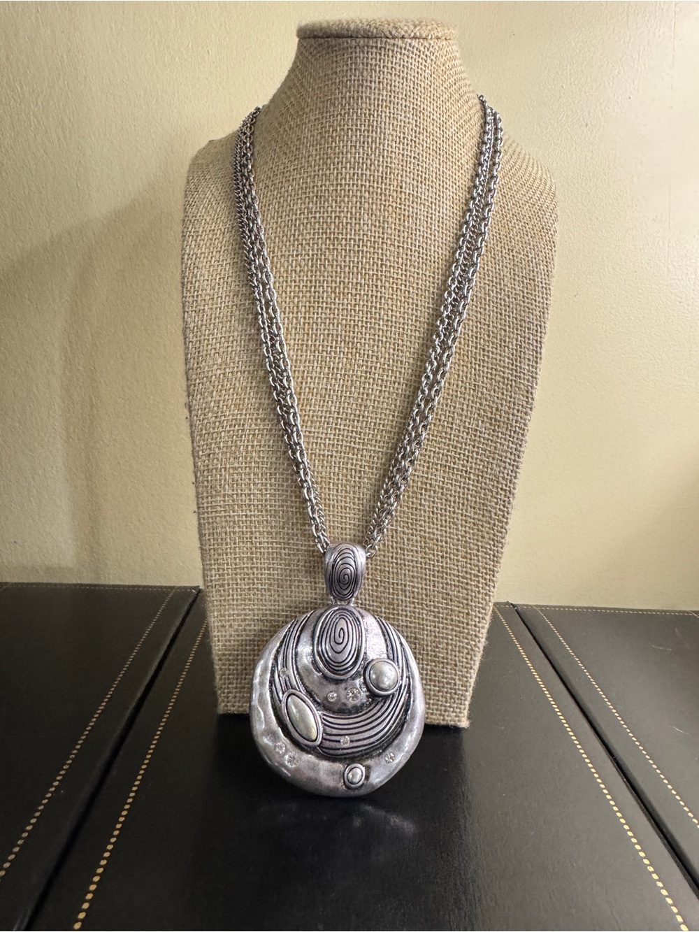 Silver tone Pendant Necklace - Women's Fashion Jewelry